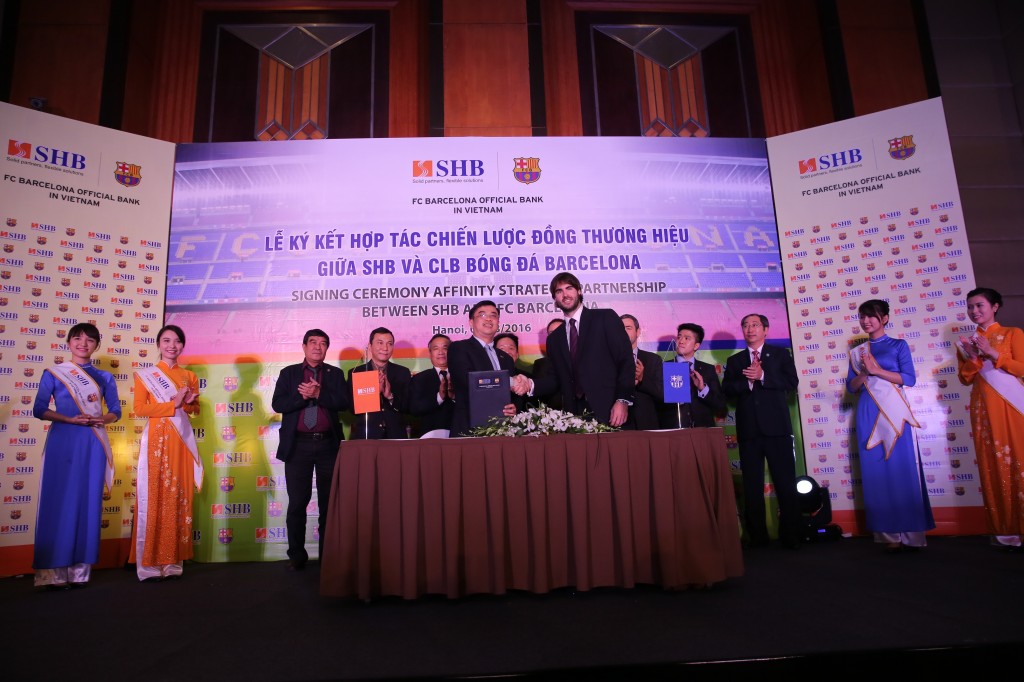 Ông Nguyễn Văn Lê – Tổng Giám đốc SHB (bên trái) và Ông Xavier Asensi - Giám đốc Điều hành khu vực Châu Á Thái Bình Dương CLB Barcelona ký kết hợp đồng hợp tác chiến lược đồng thương hiệu