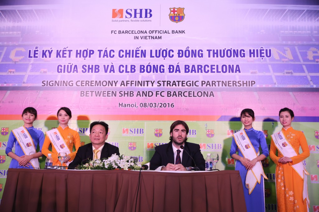 Ông Đỗ Quang Hiển – Chủ tịch HĐQT SHB (bên trái) và Ông Xavier Asensi - Giám đốc Điều hành khu vực Châu Á Thái Bình Dương CLB Barcelona trả lời phỏng vấn báo chí tại buổi lễ