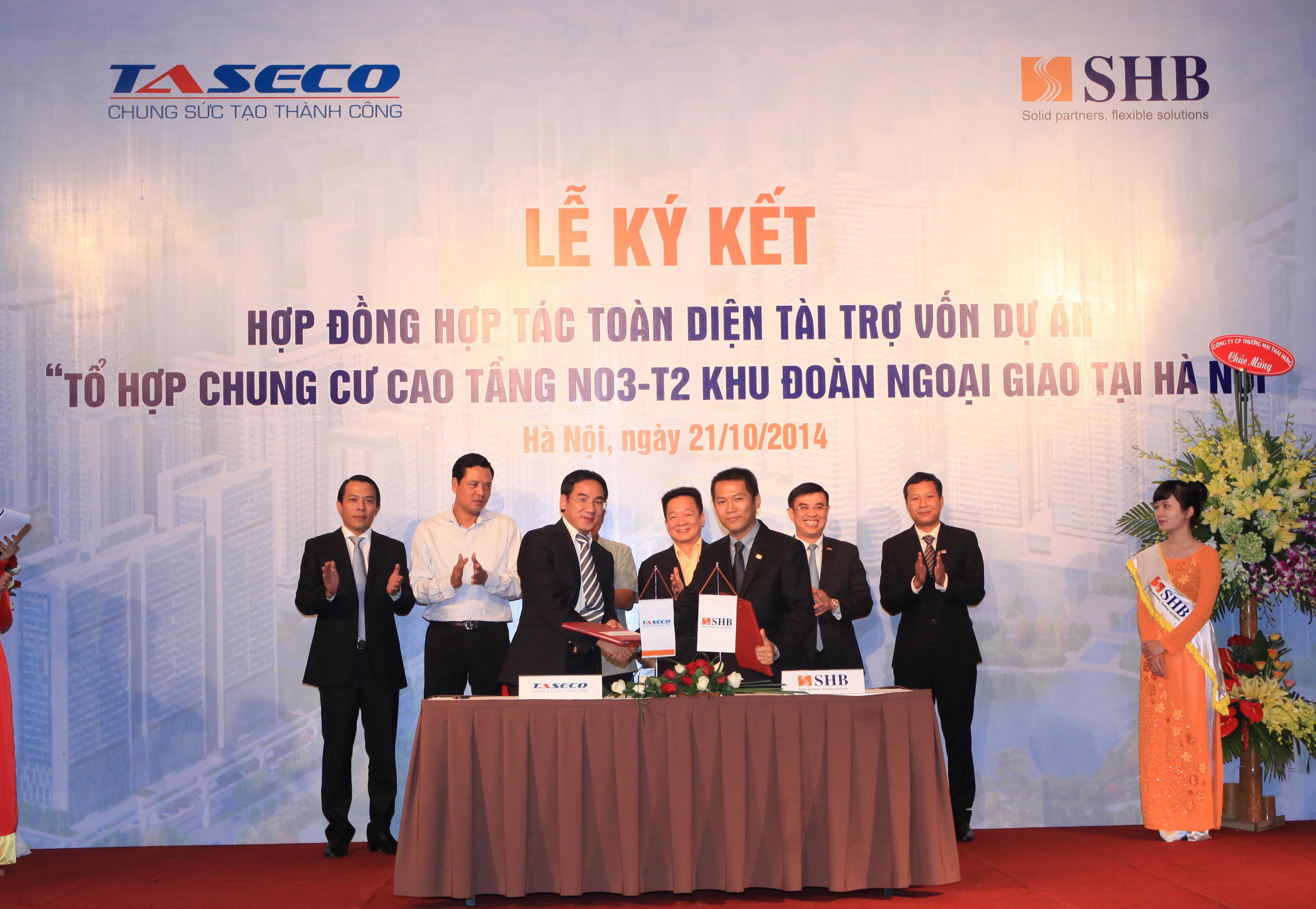 Ngày 21/10/2014, t?i Hà N?i, Ngân hàng TMCP Sài Gòn  Hà N?i (SHB) và Công ty C? ph?n d?ch v? Hàng không Thang Long (TASECO) dã ký k?t các h?p d?ng h?p tác toàn di?n tài tr? v?n cho d? án T? h?p chung cu cao t?ng NO3-T2, khu Ðoàn ngo?i giao B?c T? Liêm, Hà N?i v?i t?ng giá tr? tài tr? 450 t? d?ng. Trong ?nh: L? ký k?t h?p d?ng. ?nh: Tr?n Vi?t - TTXVN