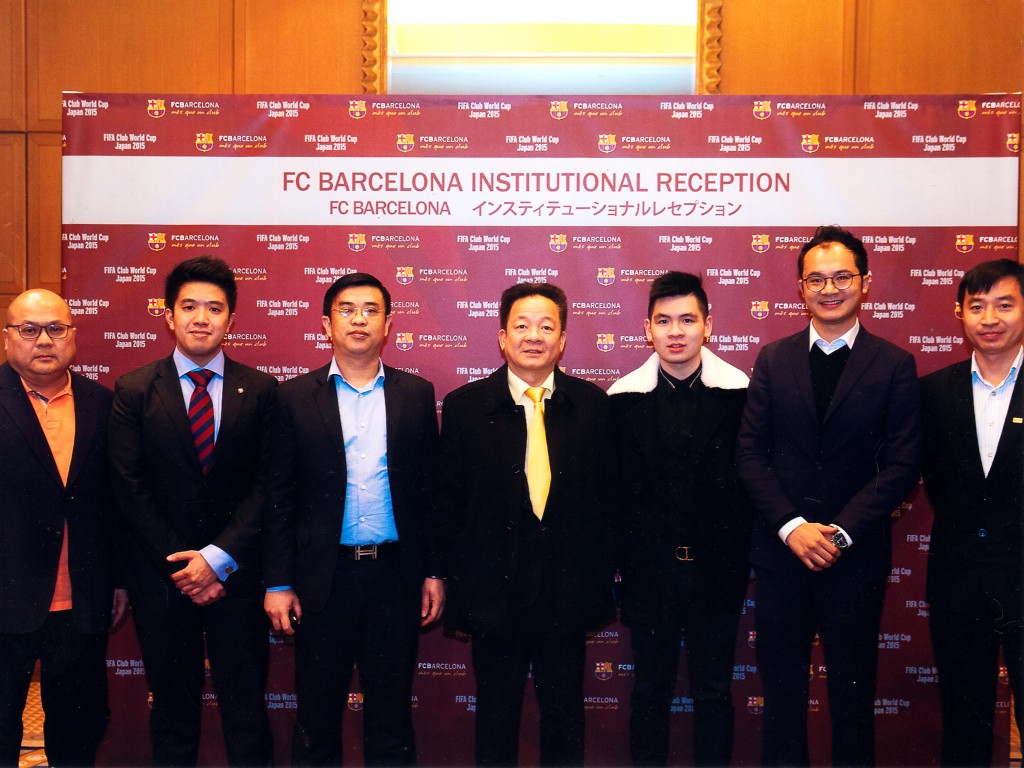 Ông Đỗ Quang Hiển - Chủ tịch HĐQT SHB và ông Nguyễn Văn Lê - TGĐ SHB chụp ảnh lưu niệm cùng ông Tatt Tam - GĐ Kinh doanh Khu vực Châu Á Thái Bình Dương của CLB Barcelona