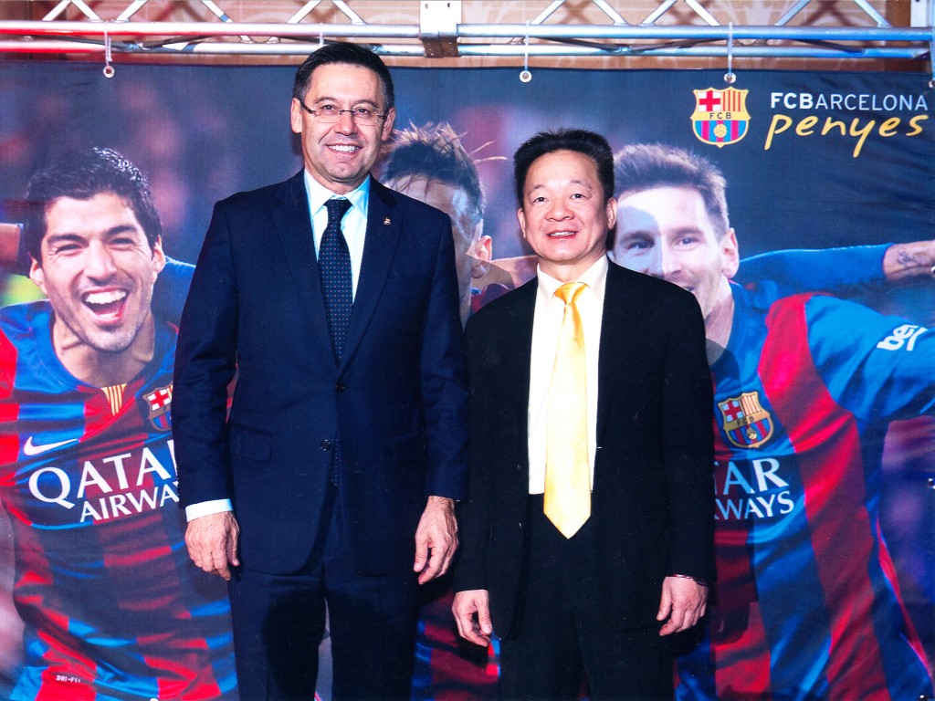Ông Đỗ Quang Hiển - Chủ tịch HĐQT SHB và ông Josep Maria Bartomeu - Chủ tịch CLB Barcelona (ảnh trái) chụp hình lưu niệm tại Nhật cuối tháng 12 năm 2015