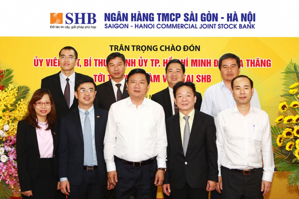 Ủy viên BCT, Bí thư Thành ủy Tp Hồ Chí Minh Đinh La Thăng chụp ảnh lưu niệm cùng ban lãnh đạo SHB