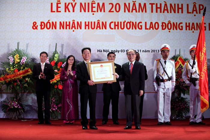 Chủ tịch HĐQT SHB Đỗ Quang Hiển đại diện ngân hàng nhận HCLĐ Hạng Nhì của Nhà Nước