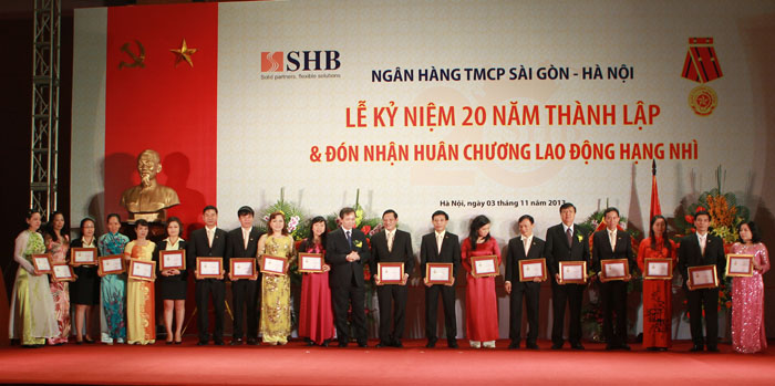 Các cá nhân xuất sắc nhận Bằng khen của Thống đốc NHNN VN