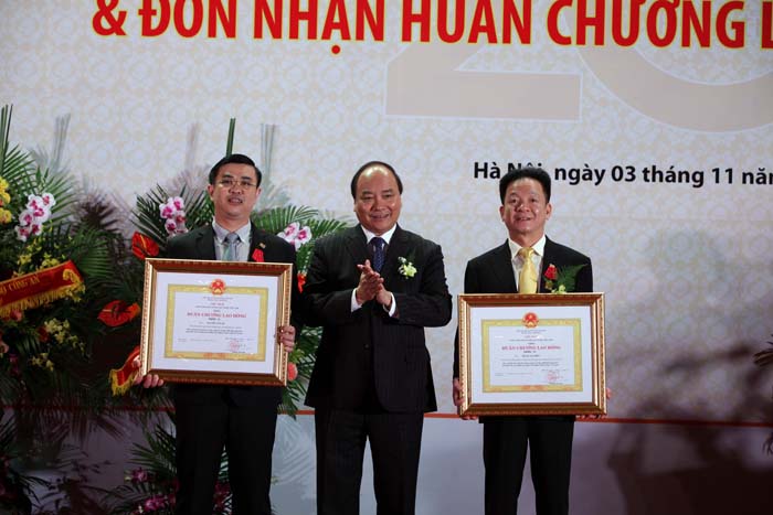 Chủ tịch HĐQT SHB - Đỗ Quang Hiển và TGĐ SHB- Nguyễn Văn Lê nhận Huân chương Lao động Hạng Nhì và Hạng Ba