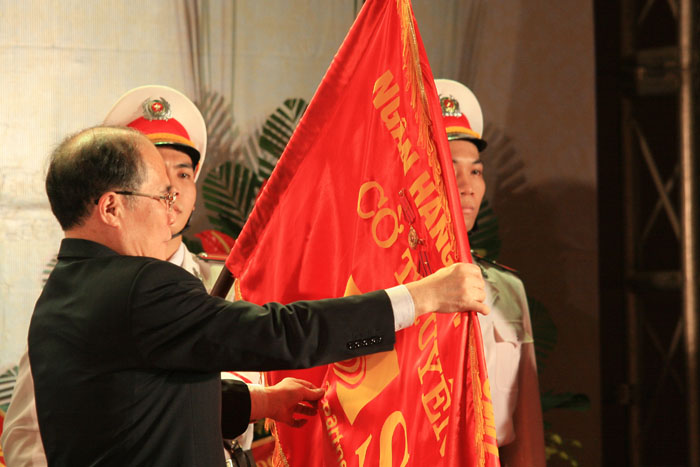 UVBCT Chủ tịch Quốc hội - Nguyễn Sinh Hùng gắn Huân chương Lao động Hạng Nhì lên cờ truyền thống của SHB