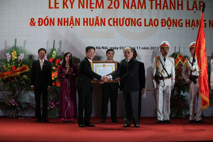  Chủ tịch HĐQT SHB - Đỗ Quang Hiển đại diện SHB nhận Huân chương Lao động Hạng Nhì của Nhà nước