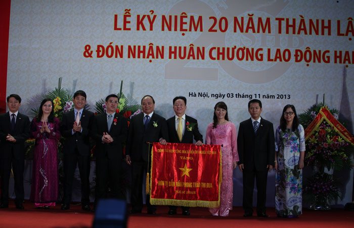 UVBCT Phó Thủ tướng Chính phủ - Nguyễn Xuân Phúc trao cờ Thi đua cho SHB