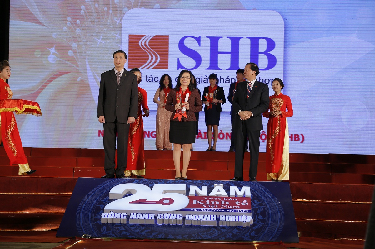 Bà Ngô Thu Hà – PTGĐ SHB Vinh dự nhận giải thưởng Thương Hiệu Mạnh