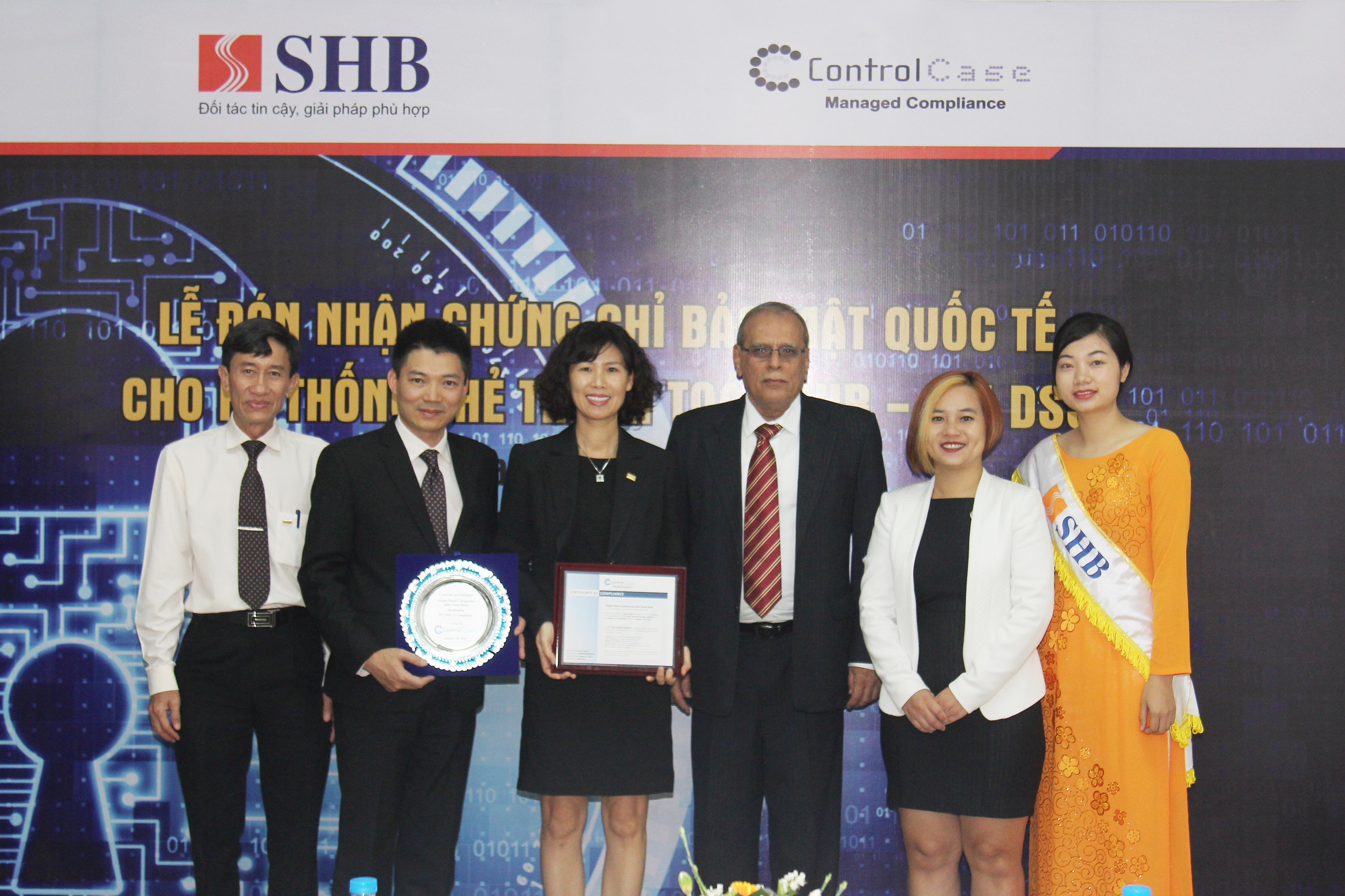 Dai dien Ngan hang SHB va ControlCase chup anh luu niem tai le trao chung chi PCI DSS