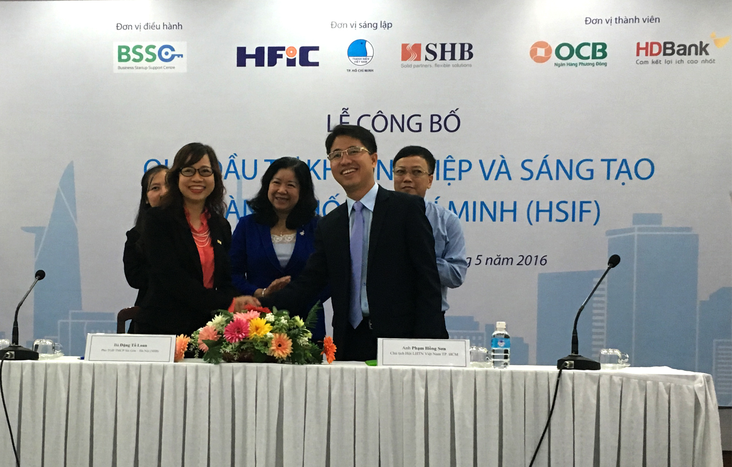 Bà Đặng Tố Loan – Phó Tổng Giám đốc SHB ký thỏa thuận hợp tác, góp vốn Quỹ Đầu tư khởi nghiệp và sáng tạo Tp Hồ Chí Minh
