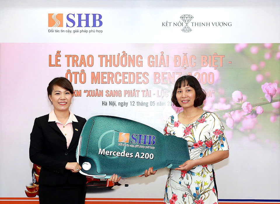 Bà Ninh Thị Lan Phương - Phó Tổng Giám đốc SHB (bên trái) đại diện ngân hàng trao giải đặc biệt cho khách hàng may mắn. 
