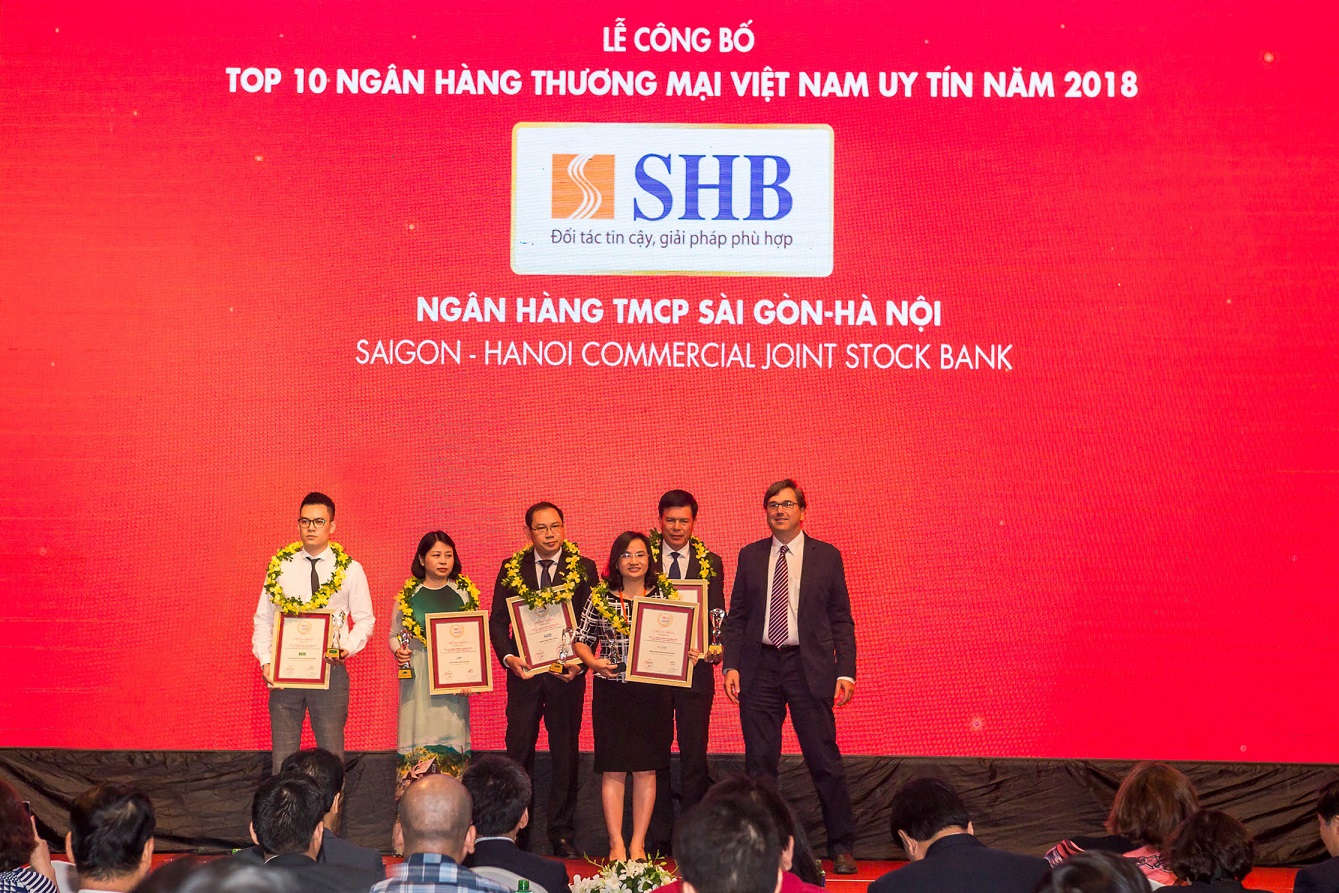 Bà Ngô Thu Hà – Phó Tổng Giám đốc SHB nhận giải thưởng Top 10 NHTM Việt Nam Uy tín năm 2018