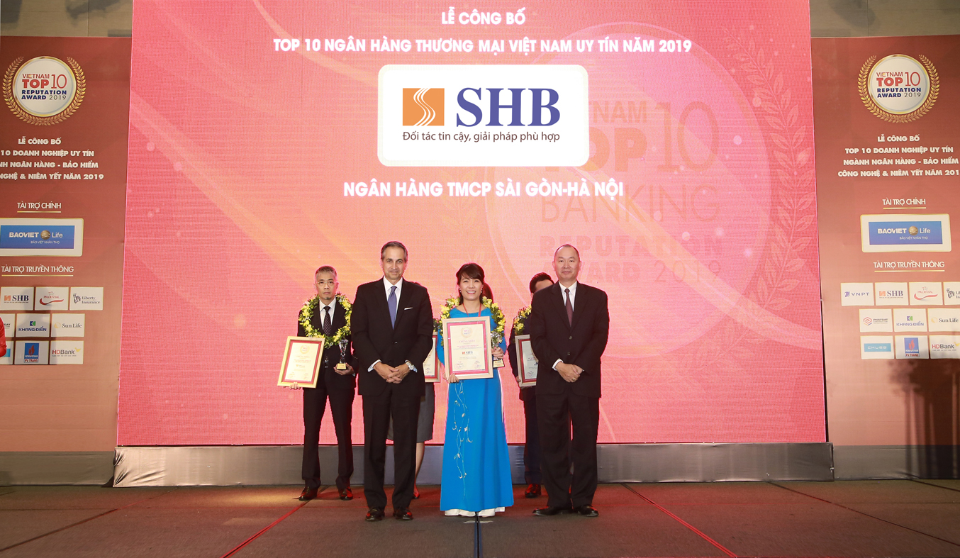 Đại diện Ngân hàng SHB, bà Ninh Thị Lan Phương – Phó Tổng giám đốc nhận giải thưởng Top 10 NHTM Việt Nam Uy tín năm 2019