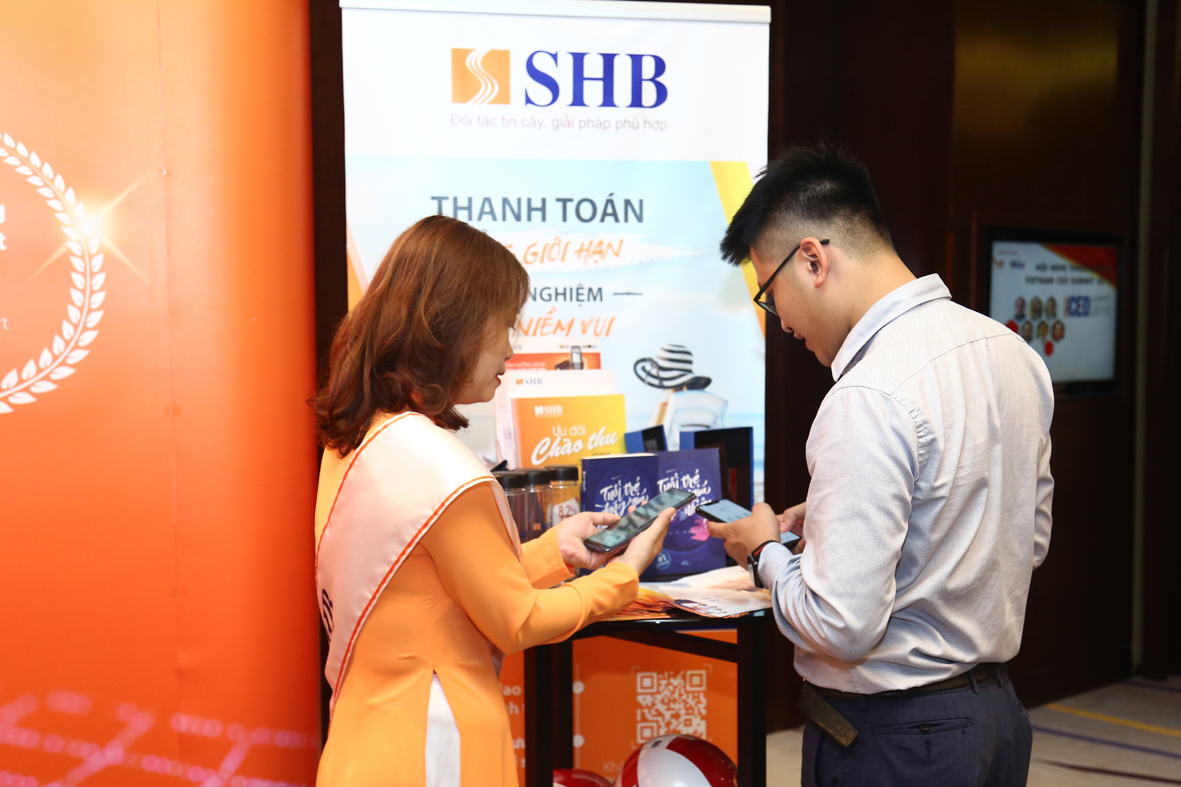 CBNV SHB tư vấn và giới thiệu tới khách hàng các dịch vụ tiện ích trên SHB Mobile